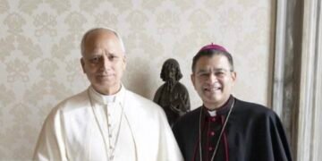Obispo nicaragüense encarcelado y luego desterrado participa junto al Papa en el rito del Viernes Santo en el Vaticano
