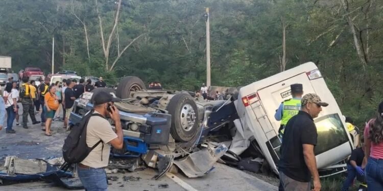 Accidente vial en Honduras deja al menos 8 muertos y varios heridos