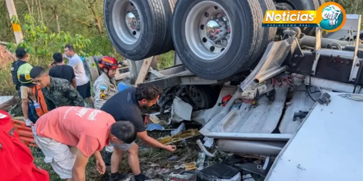 Sube a 10 la cifra de fallecidos por accidente en Honduras; carretera continúa cerrada por derrame de tóxicos