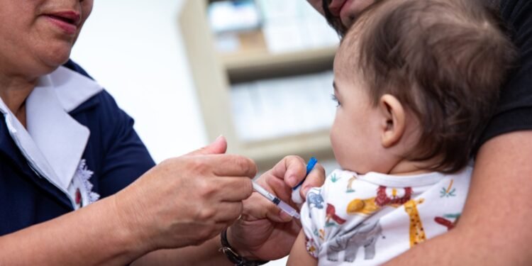 El Salvador inicia campaña de vacunación contra el sarampión tras confirmar 11 casos importados