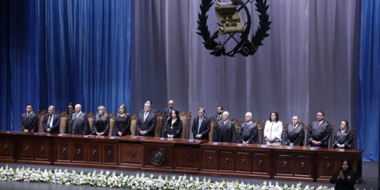 Magistrados de la Corte de Constitucionalidad de Guatemala asumen funciones en acto protocolario con presencia del presidente Arévalo