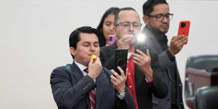 Congreso de Honduras sanciona a 15 diputados del opositor Libre con deducción salarial por disturbios en sesión legislativa