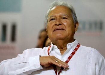 Partido de la antigua guerrilla salvadoreña desmiente muerte del expresidente Salvador Sánchez Cerén, prófugo de la justicia