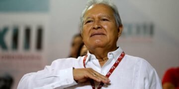 Partido de la antigua guerrilla salvadoreña desmiente muerte del expresidente Salvador Sánchez Cerén, prófugo de la justicia