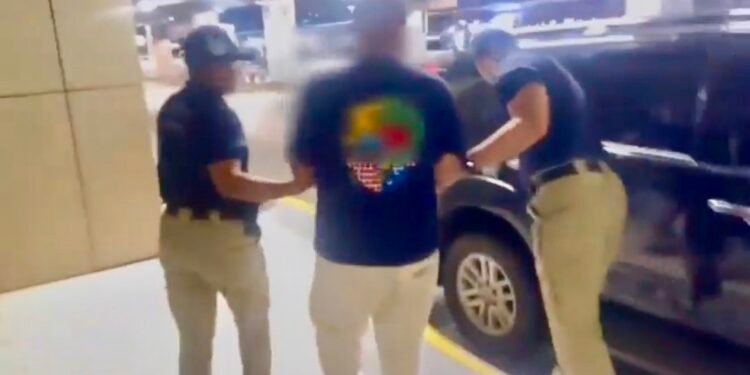 Capturan en Panamá a hondureño solicitado por EE UU por narcotráfico cuando viajaba hacia El Salvador