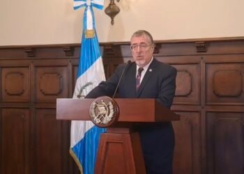 Presidente guatemalteco insiste en que subsidio a combustibles busca aliviar bolsillo de la población