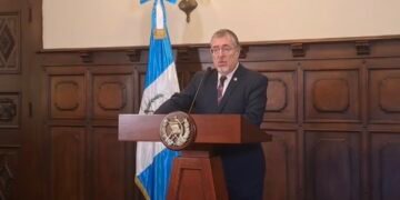 Presidente guatemalteco insiste en que subsidio a combustibles busca aliviar bolsillo de la población