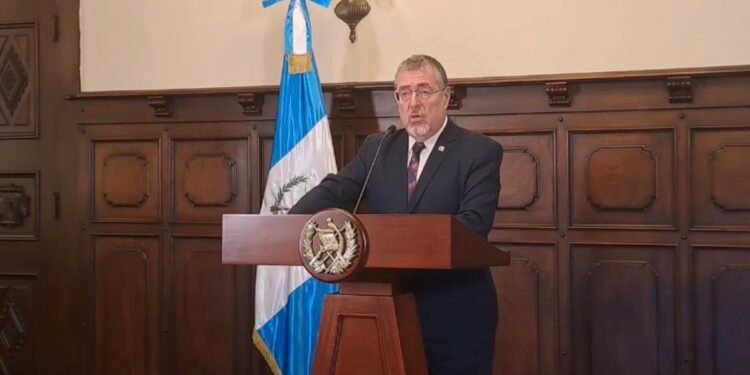 Presidente guatemalteco insiste en que subsidio a combustibles busca aliviar bolsillo de la población