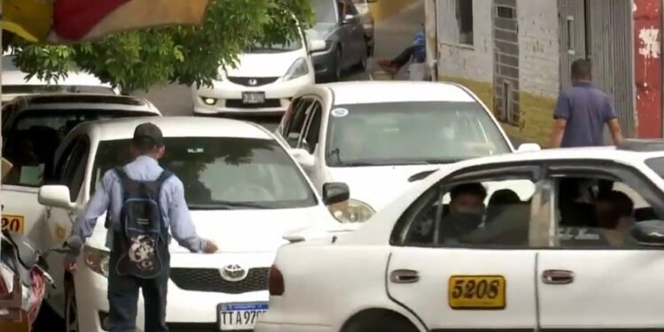Gobierno de Honduras aprueba aumento temporal a tarifas de taxis colectivos ante alzas de combustibles