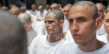 Bukele defiende juicio masivo contra 486 cabecillas de pandillas y lo vincula con responsabilidad de mando