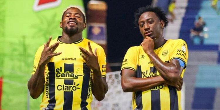 Real España lidera el Clausura de Honduras tras remontar 3-2 a Olimpia