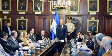 Presidente hondureño insiste en recorte del gasto público y anuncia subsidio eléctrico focalizado en Honduras