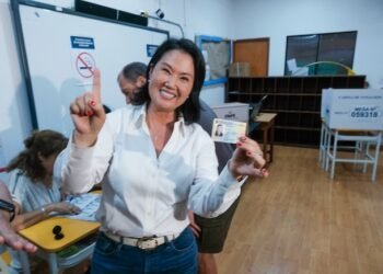 Keiko Fujimori lidera elecciones en Perú pero habrá segunda vuelta