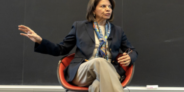Expresidenta de Costa Rica advierte retroceso global de la democracia