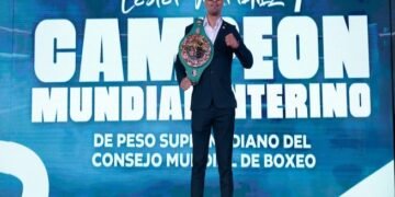 Presidente guatemalteco condecora al boxeador Lester Martínez tras título mundial histórico