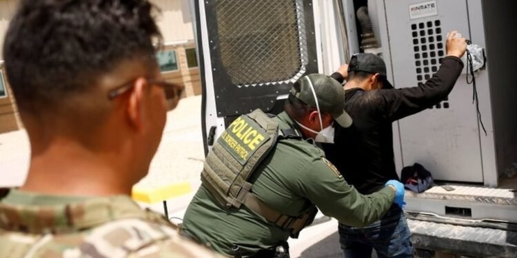 Detenciones de migrantes en la vía pública de Estados Unidos se disparan más de 1,000%