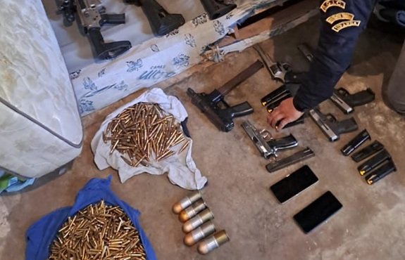 Decomisan en Guatemala un arsenal con lanzagranadas y fusiles en operativo contra pandillas