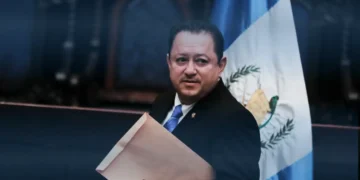 Reeligen a rector de la Universidad San Carlos para el período 2026-2030 en medio de disparos y manifestaciones