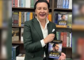 Colombiano que fue comisionado de Derechos Humanos en El Salvador promueve libro sobre “El método Bukele”