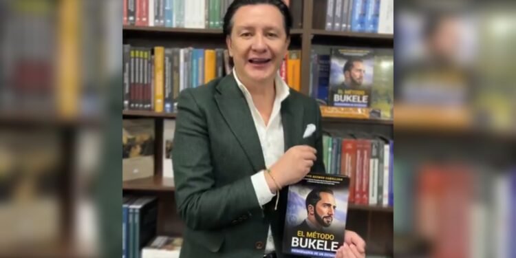 Colombiano que fue comisionado de Derechos Humanos en El Salvador promueve libro sobre “El método Bukele”