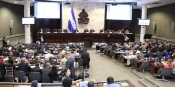 Partido de la expresidenta Castro queda fuera de órganos electorales de Honduras tras destituciones