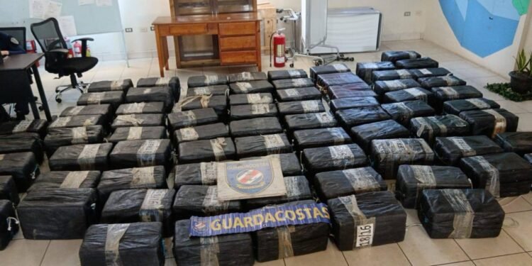 Interceptan en Costa Rica lancha con más de una tonelada de droga