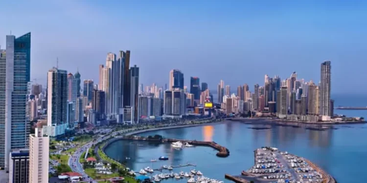 Gobierno panameño restringe viajes internacionales de funcionarios por alza de precios de combustibles