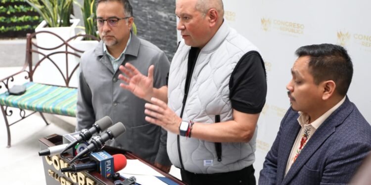 Diputados guatemaltecos proponen ley para prevenir y sancionar comunicaciones ilícitas en las cárceles