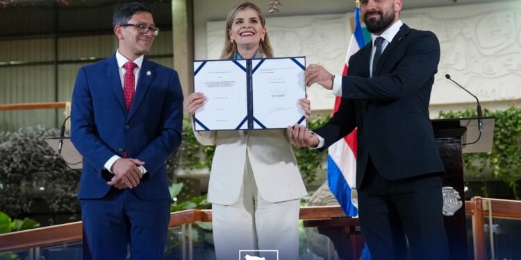 Presidenta de Costa Rica autoriza préstamos por $800 millones para la construcción del Tren Rápido de Pasajeros