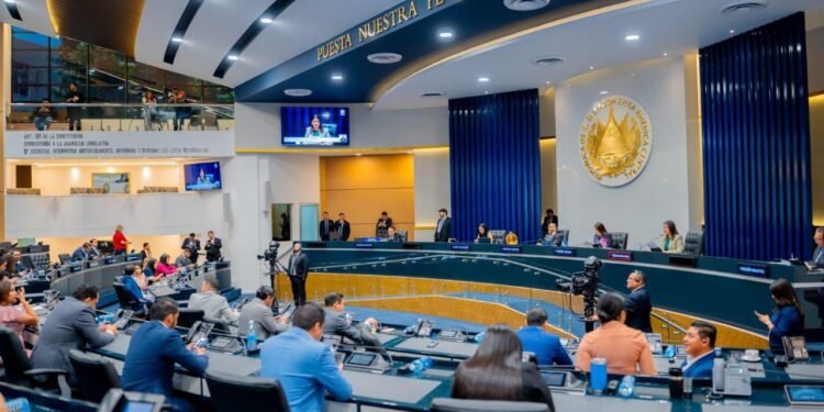 Asamblea salvadoreña aprueba reforma para asignar seis diputados que serán elegidos por la diáspora