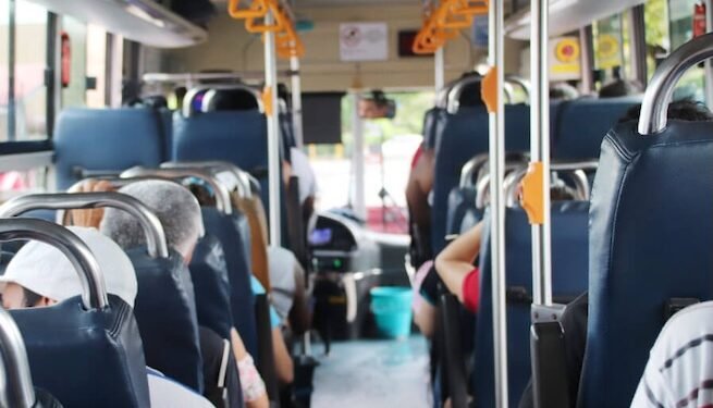 Costa Rica aprueba alza en tarifas de buses y taxis