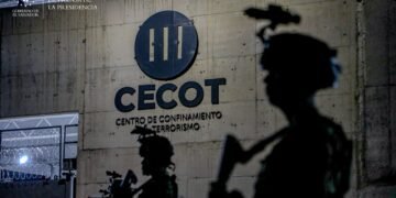 Ministros de Justicia y Seguridad de Costa Rica visitan El Salvador para replicar características del CECOT en nueva megacárcel