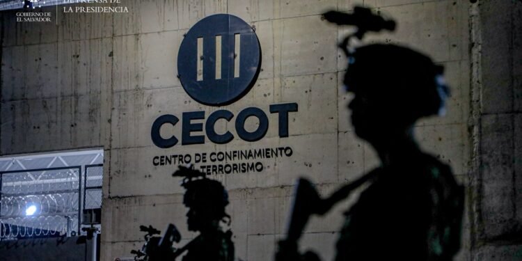 Ministros de Justicia y Seguridad de Costa Rica visitan El Salvador para replicar características del CECOT en nueva megacárcel