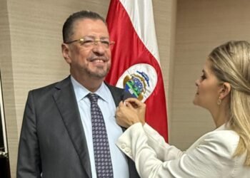 Rodrigo Chaves recibirá solo un salario como ministro de la Presidencia y de Hacienda de Costa Rica