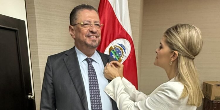 Rodrigo Chaves recibirá solo un salario como ministro de la Presidencia y de Hacienda de Costa Rica
