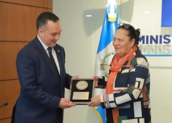 Fiscal salvadoreño rinde homenaje a fiscal guatemalteca sancionada por EEUU y la Unión Europea