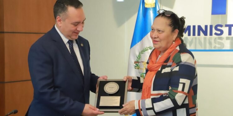 Fiscal salvadoreño rinde homenaje a fiscal guatemalteca sancionada por EEUU y la Unión Europea