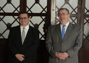 Enormes desafíos esperan al nuevo fiscal general de Guatemala, advierte exembajador estadounidense