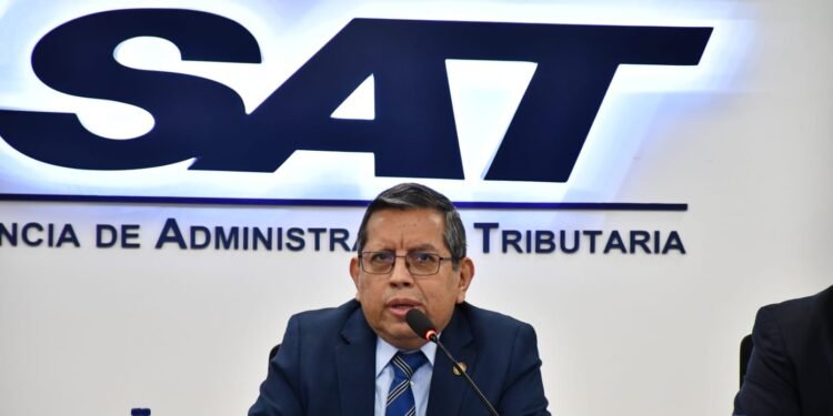 Fiscalía guatemalteca gira orden de captura contra exadministrador tributario y ahora embajador en Honduras