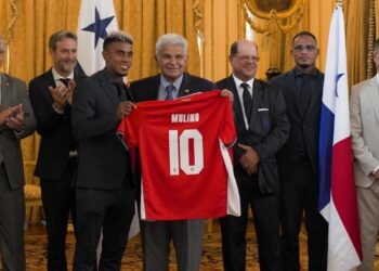 Presidente Mulino dice que “no hay nada más importante en la agenda” que ver a la selección panameña al entregar el Pabellón Nacional