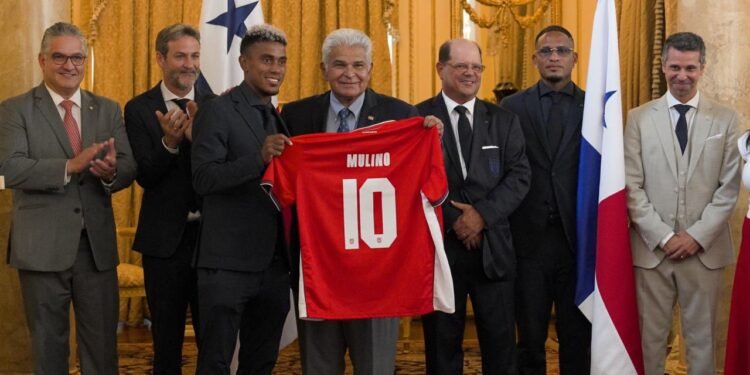 Presidente Mulino dice que “no hay nada más importante en la agenda” que ver a la selección panameña al entregar el Pabellón Nacional
