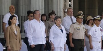 Exhibición naval de Taiwán reúne al presidente de Guatemala y varios de sus funcionarios en la Plaza de la Constitución