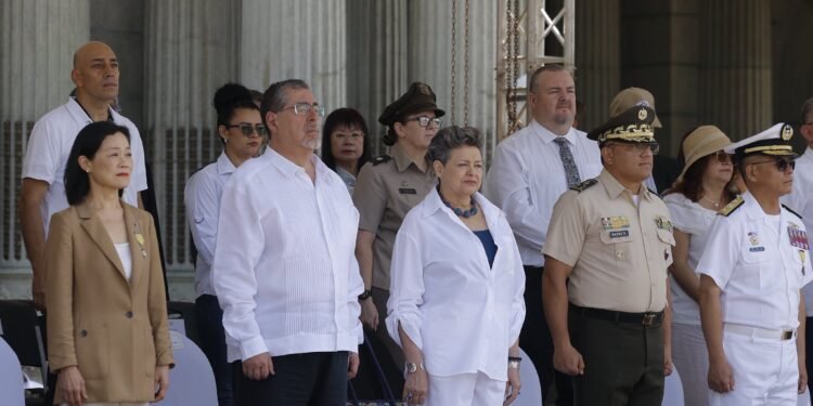 Exhibición naval de Taiwán reúne al presidente de Guatemala y varios de sus funcionarios en la Plaza de la Constitución