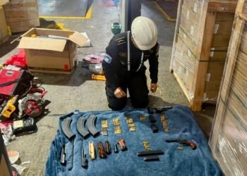 Guatemala decomisa 20 armas de fuego y municiones de alto calibre en Santo Tomás de Castilla, en el Caribe