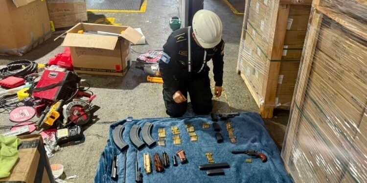 Guatemala decomisa 20 armas de fuego y municiones de alto calibre en Santo Tomás de Castilla, en el Caribe
