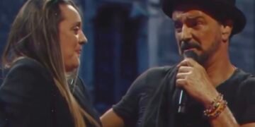 El cantautor guatemalteco Ricardo Arjona emociona a fanática argentina y convierte a una guardia de seguridad en invitada especial