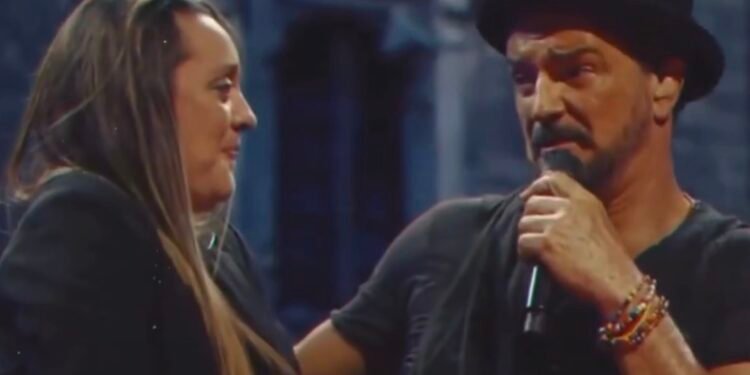 El cantautor guatemalteco Ricardo Arjona emociona a fanática argentina y convierte a una guardia de seguridad en invitada especial