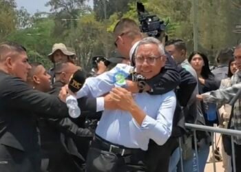 Presidente de Honduras ofrece disculpas tras agresión de guardaespaldas a periodistas en acto militar