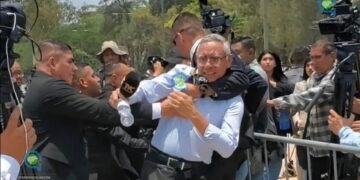 Presidente de Honduras ofrece disculpas tras agresión de guardaespaldas a periodistas en acto militar