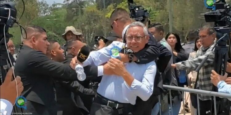 Presidente de Honduras ofrece disculpas tras agresión de guardaespaldas a periodistas en acto militar